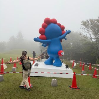 後ろもねっ！
後ろが可愛いじゃん💙❤️💙
湿気であっつくて雨？汗？でベタベタでノースリでごめんなさいwww
この日よく考えたら全身山と道だったw

信者かよ🤣笑
某谷六の店に行くとつい買っちゃう🤣

5Pocket Light pants
DFメッシュメリノ
UL shirtかな？
あとACUTのスカーフ☺️
DFメッシュメリノめっちゃ好きで、夏は仕事にもノースリだけど着ていくw
黒スラックス履いとけばなんとかなる説w