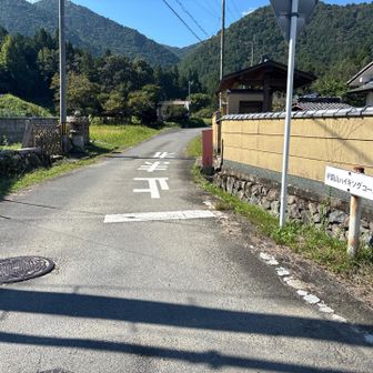 ここを行くと半国山登山口。