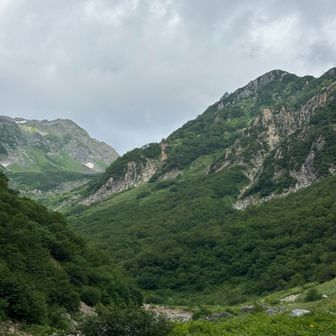 大曲から梓川上流を望む
東鎌尾根の稜線が右上に