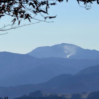 箱根の大涌谷かな。
硫黄ガスが出てますね。