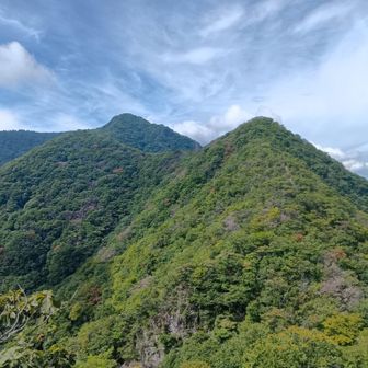 往路、屏風岩から獅子岩へ。
獅子岩。子持山への登り。(前の写真の左側)