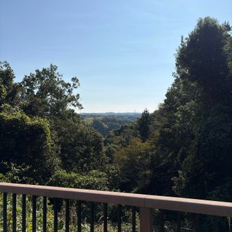 前回はここから房総半島が見えましたが、今日は霞んでいて良く見えませんでした。