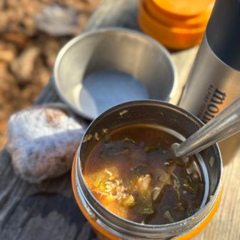 今日の山飯は、サバ味噌汁とおにぎり