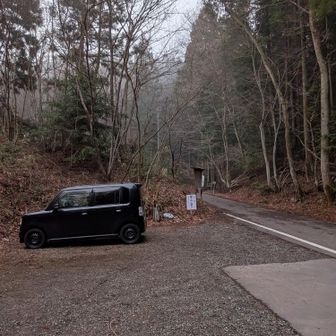 まだ誰も居ません！
暗い内に着きましたが、怖い👻ので、明るく成って来たのでスタートします😊
今の所、娘に貰ったコンテが相棒です✨
扉の取ってが壊れていて、内側からしか空きません。
火曜日にパーツが入るので、直します!
(左右セットでも、片方が1つでも値段が同じ？なんで？)