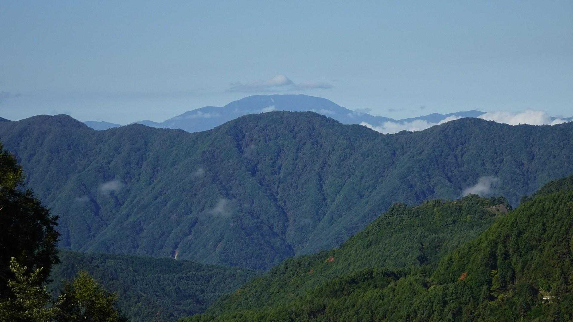 伊那山地の奥に恵那山