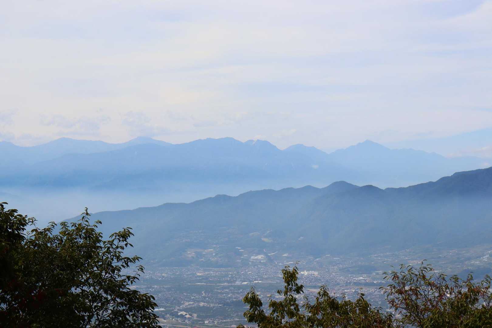 南アルプスの山々が見えました。左から、間ノ岳、北岳、仙丈ケ岳、甲斐駒ヶ岳、といった感じかと。