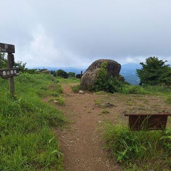 登り始めて約2時間。
雷山の山頂に到着❗