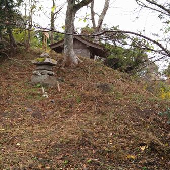 山頂下のスペースに出る。山頂はその上。