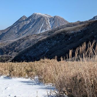 最初の東屋より三俣山を望む