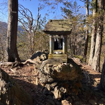奥の院峰山頂の奥宮