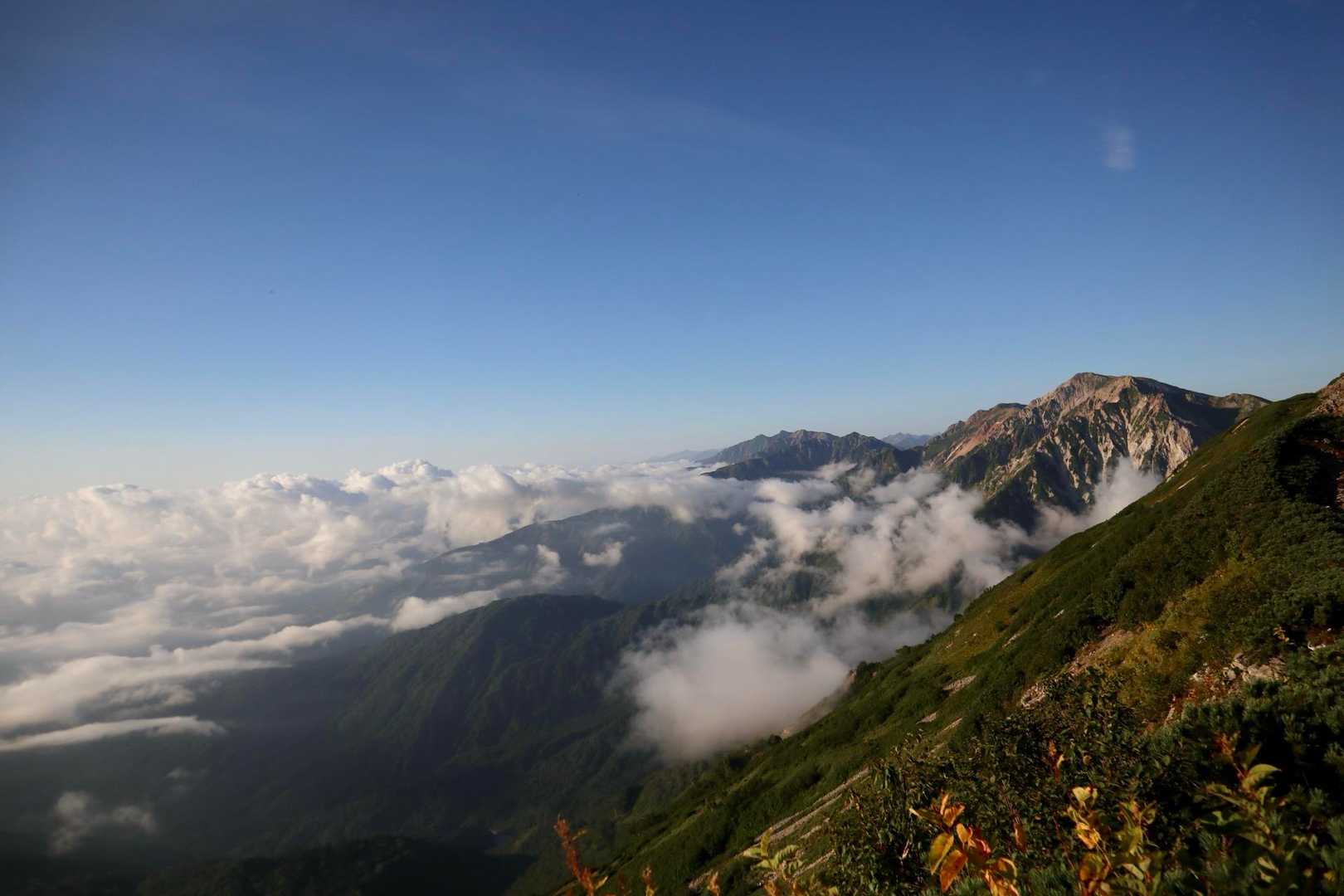後立山連峰。白馬の二山（杓子岳と白馬鑓ヶ岳）から五竜〜鹿島槍。