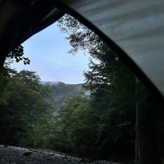 4時に目が覚めました。
ヘッデンスタートの方も大勢いましたが、トイレ行ったりしながら明るくなるのを待っていたら空がすっかり白んできました。
ガスかかってます。前回は爆風でしたが雲ひとつない快晴、今日はどうでしょう？