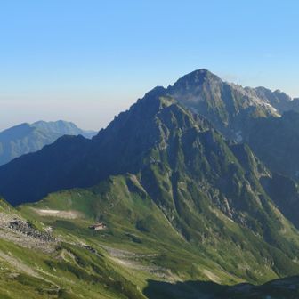 ３日目の火曜日は天候超良好。別山から剱岳真正面。