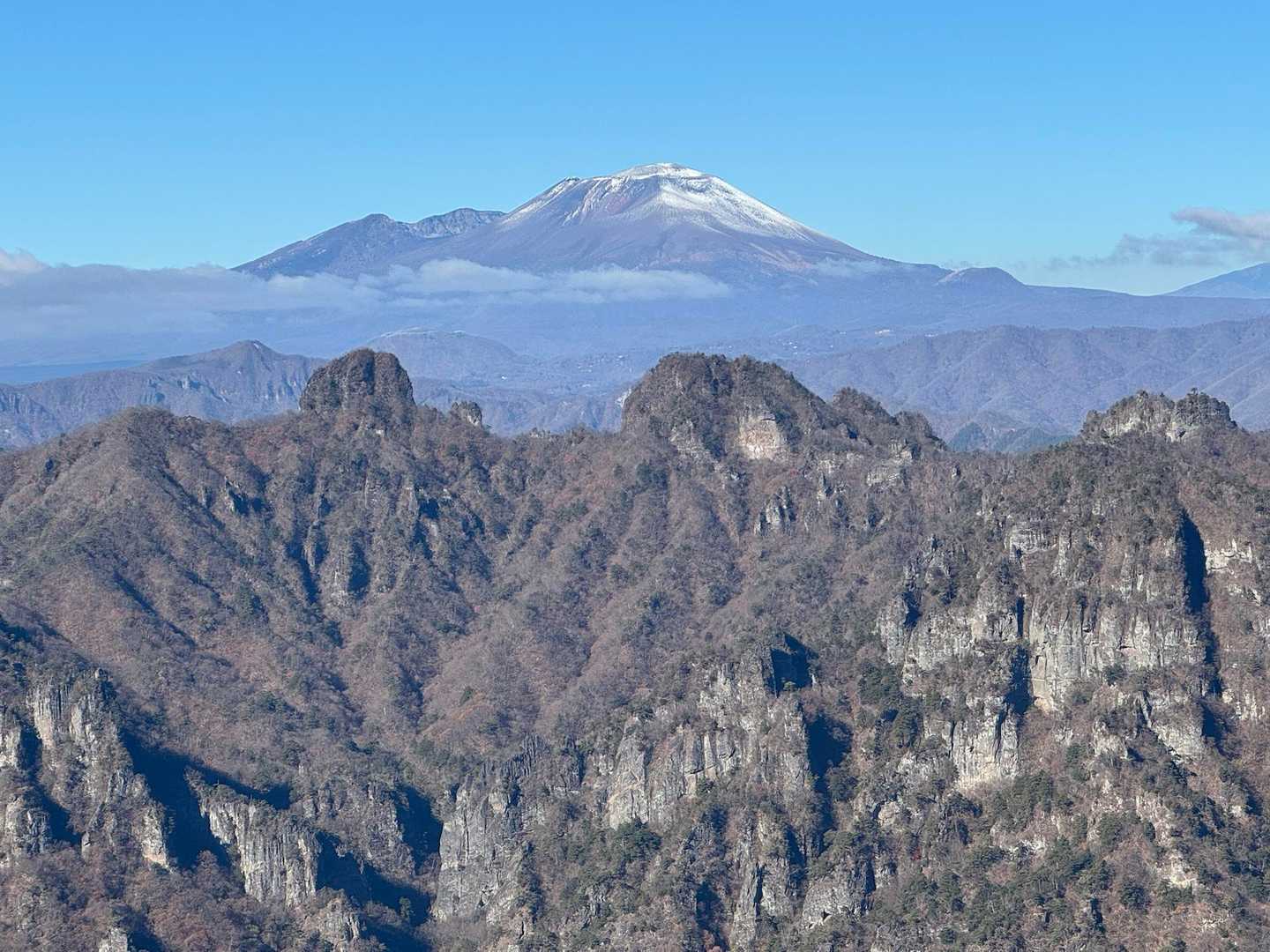裏妙義。後方に浅間山。
絵になる風景。