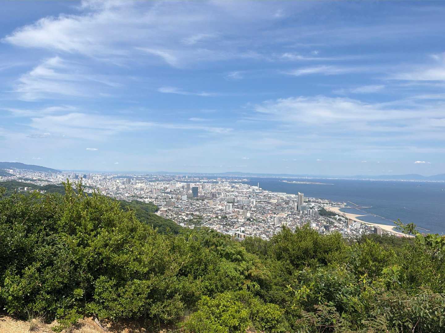 今日は生駒山やら金剛山がキレイに見えました。
鉄拐山道標の左の案内図にポートタワーの矢印あんねんけど、どう見ても見つからない、なんでや笑