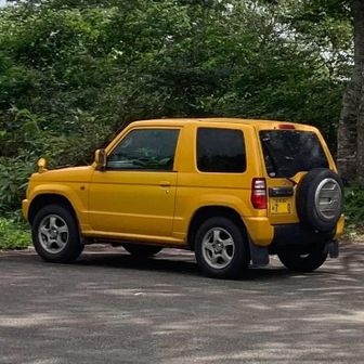 パジェロミニは黄色