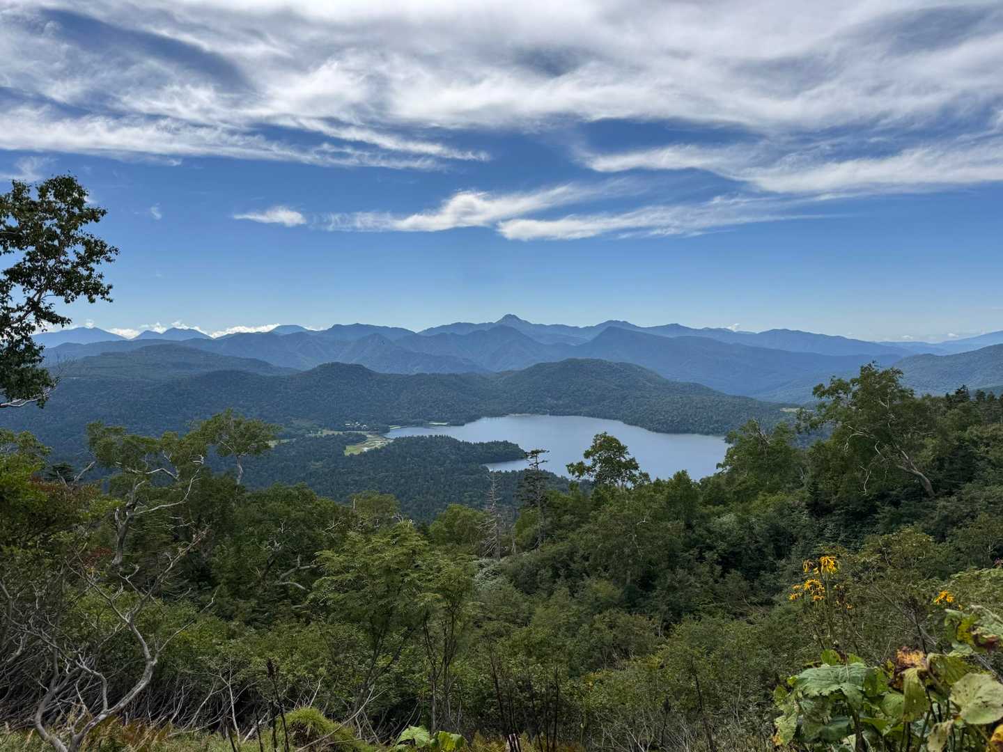 遠くに日光白根山