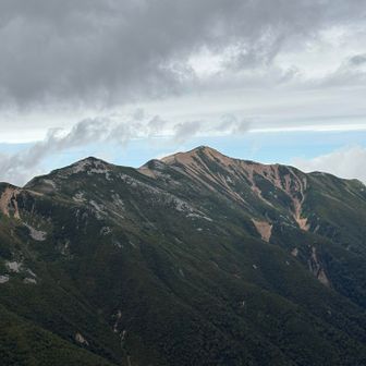 赤牛岳アップ。赤いお山です
