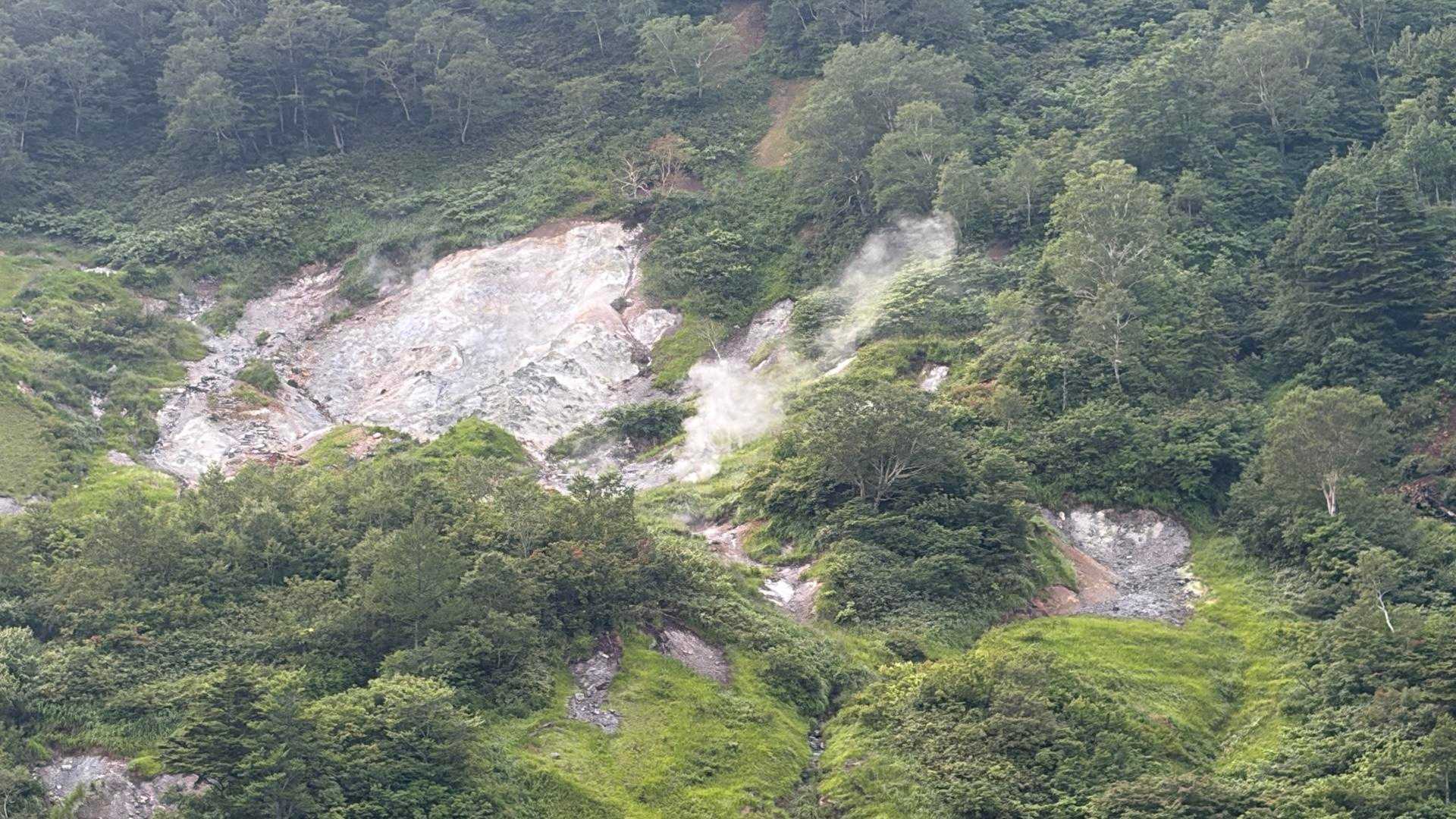 火山噴気帯から煙がモクモク💨