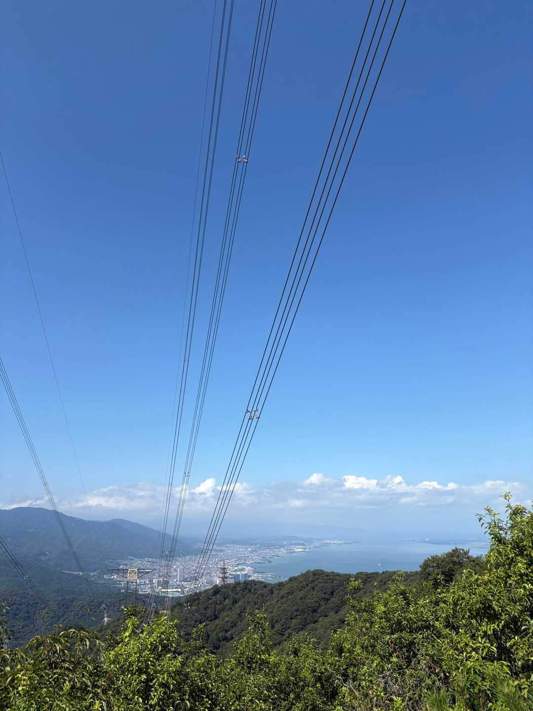 ここは雲一つない天気だけど☀️
向こうのほうは雨降ってるかな？