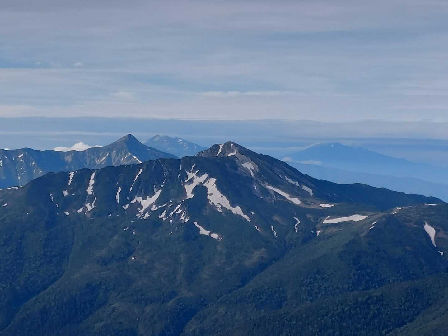 左側に笠ヶ岳と乗鞍岳、右側に御嶽山を従えた黒部五郎岳😆