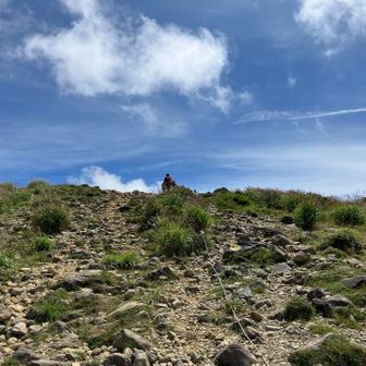 久住山山頂直前は石ゴロゴロのガレ場でとても歩きにくい
もう少しだ、がんばれ