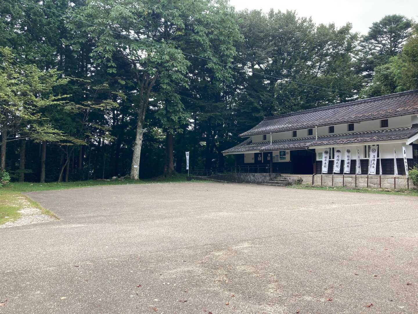 本丸の下には出丸跡
現在は駐車場とトイレがあります
こちらの駐車場からなら城山山頂(本丸)すぐ