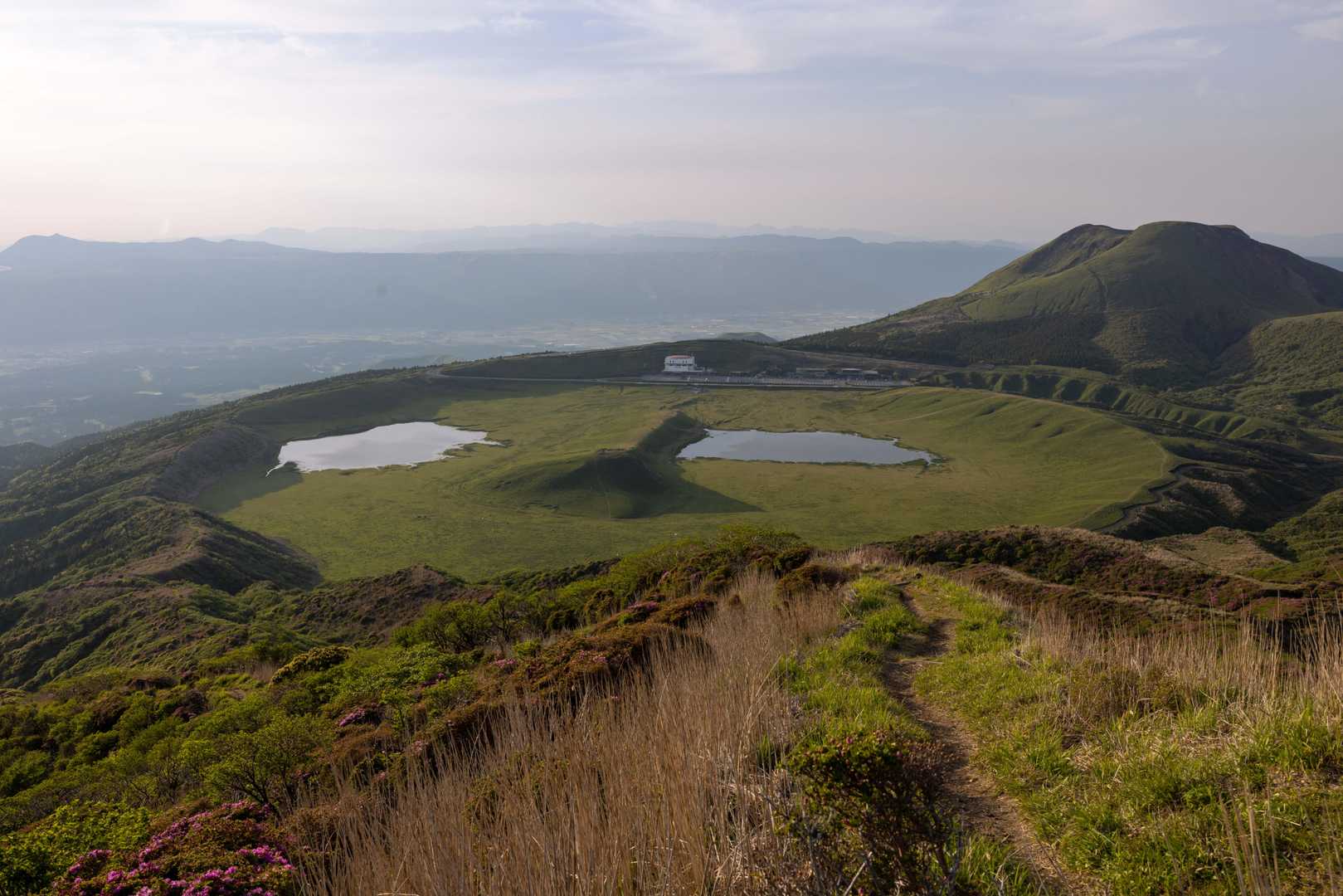 烏帽子岳山頂より「草千里ヶ浜」を望む。この地形好き🥰