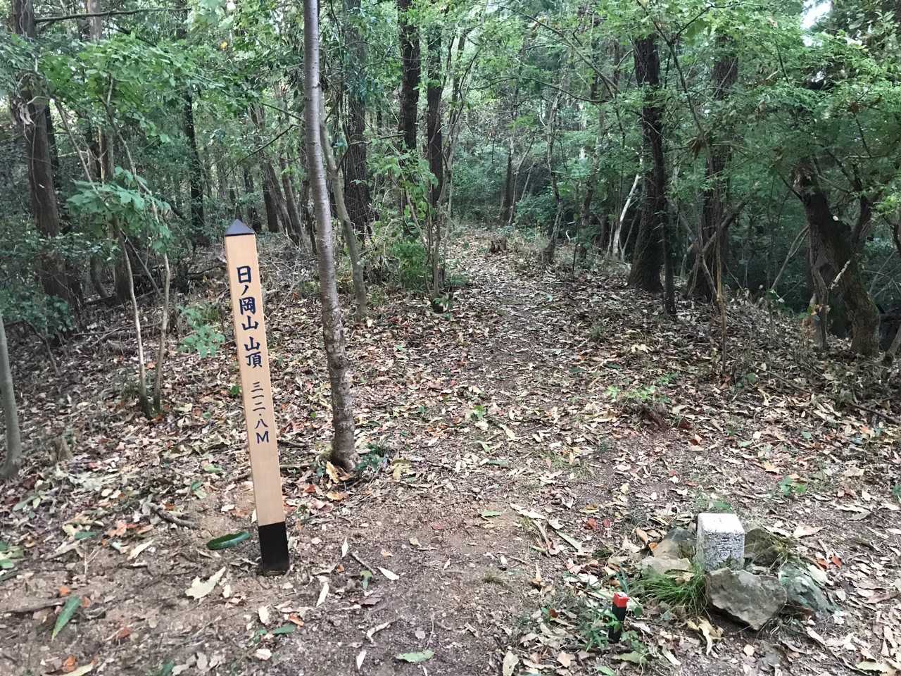 立ったばかりの標柱が目立ってます。
