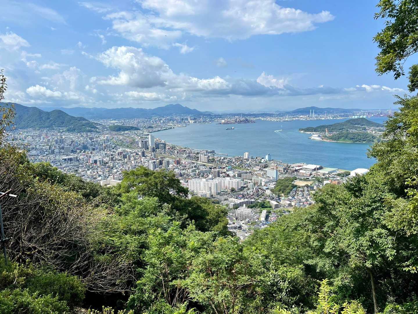 少し右に移動して📸パチリ
正面に皿倉山⛰️その手前に小倉の市街地