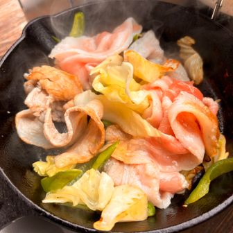 でわ早速コンロとスキレット🍳
　　お肉とお野菜をのせてジュー♪〜