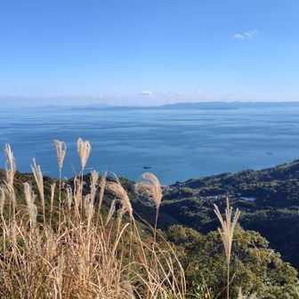 烏帽子岩からの景色２。

眼下に見えるのは宮摺の町ですか。