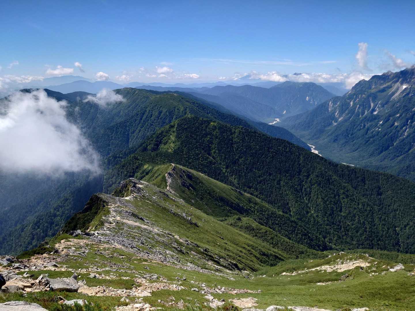 常念〜蝶へ向けての登山道。右奥の谷は上高地。