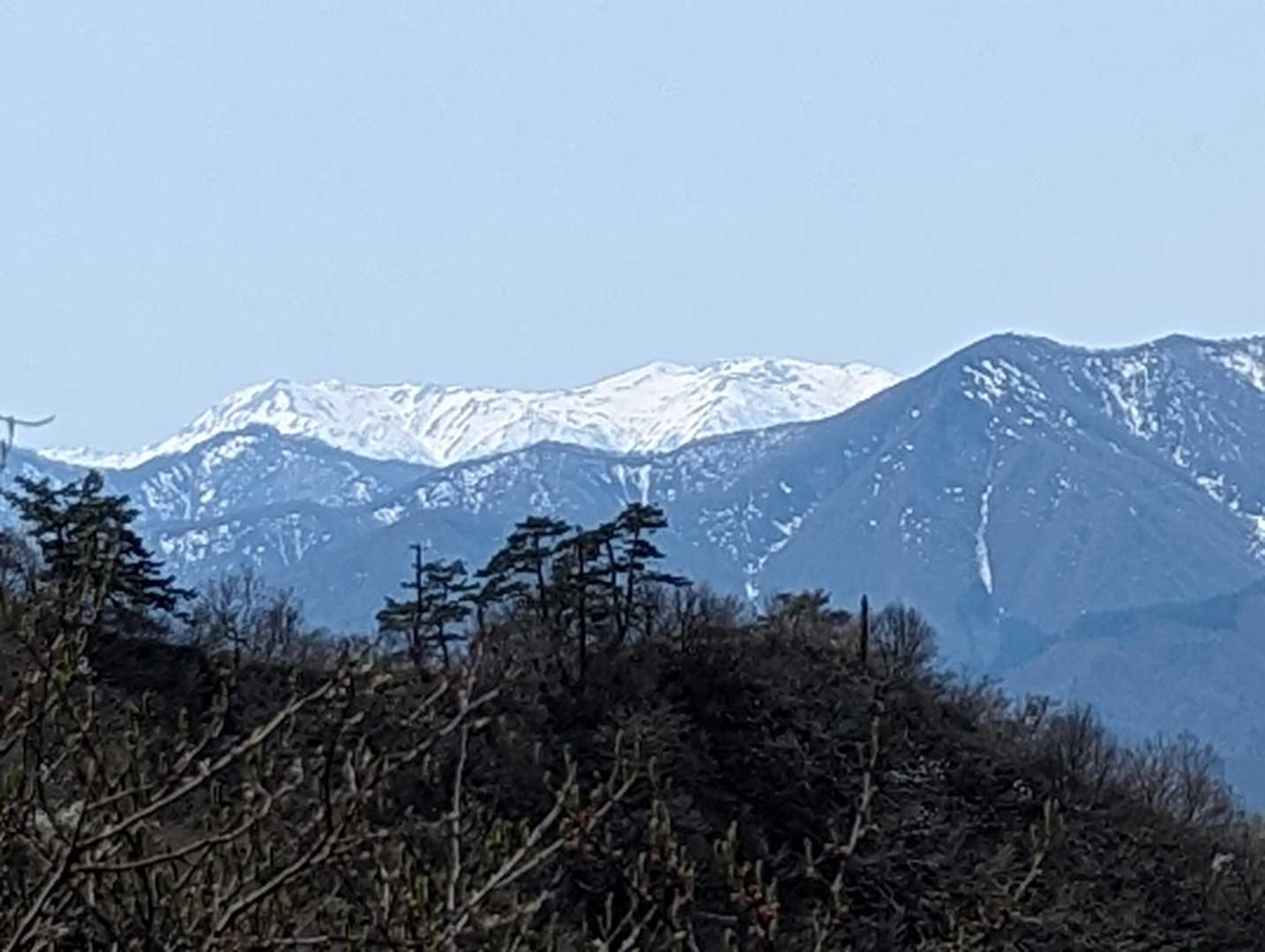 しばらく登ると平標山方面が見えてきました