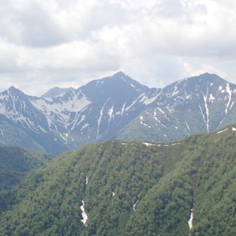 カムイエクウチカウシ山と八ノ沢カール　左にピラミッド峰　右に１９０３峰