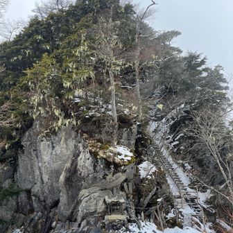 五合目の梯子鎖場も怖い😱