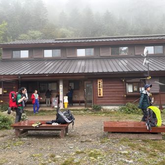 白根小池小屋に到着
皆さん雨準備中☂️