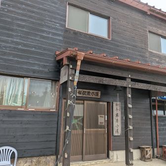 早月小屋到着。ここでヘルメットを脱ぎます