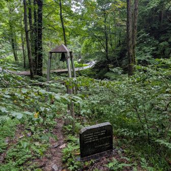 駐車場が見えた　登山口にある鐘を最後に鳴らして、お疲れ様でした