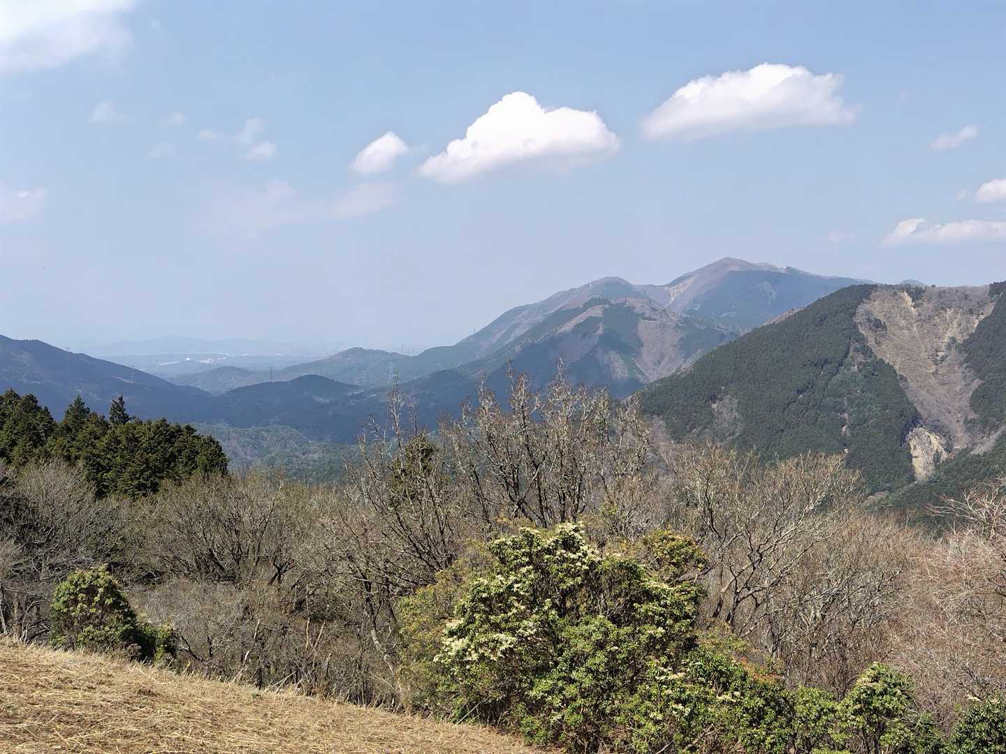 山頂から一旦下ると綿向山や東近江の街並みが見えました
