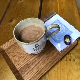 気さくなご主人が淹れてくれたホットチャイ。
スパイスが効いてて美味しかったです。