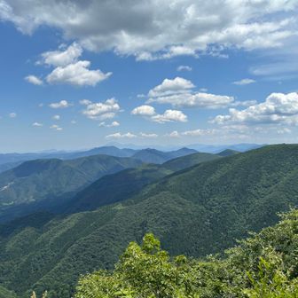 北東は奥の大山と、恐らく登ったことある山並み。