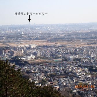 横浜ランドマークタワーも見えます
