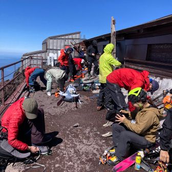 みんなは、登山靴を脱いで、スキーブーツに履き替えて、さらにそこにアイゼンをつけるわけです。僕よりひと手間かかります。