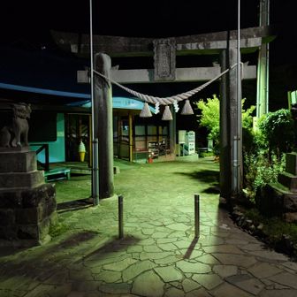 白川吉見神社
阿蘇の伏流水が毎分60トン湧き出す、南阿蘇村の象徴的スポット。透明度の高い水は阿蘇火山の地層で長い時間をかけて磨かれ、白川の“最初の一滴”として熊本の水文化を支えてきた。白川吉見神社の御神水として古くから信仰され、1985年に名水百選に選定。静けさと澄んだ水面が心を整える、阿蘇を語るうえで欠かせない水の聖地。
って後で知って
明るい時間に来たかったってめっちゃ思った。