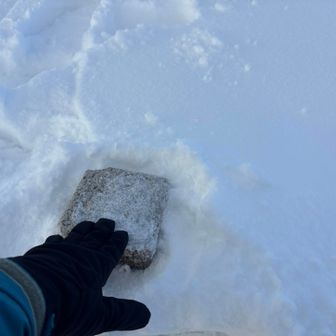 さて、一応三角点タッチして下ります。