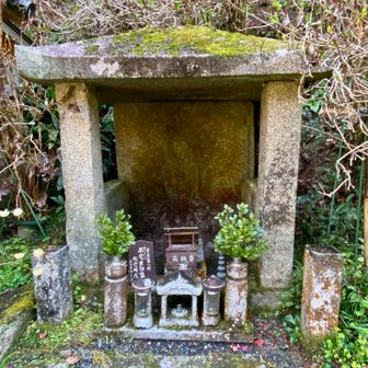 石室不動明王立像　願主盛現　作