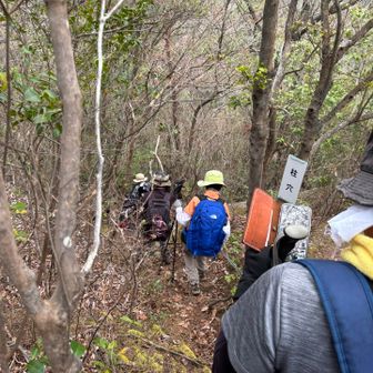 お城跡なので
旗を立てていた穴や
他の山には無い物がありました