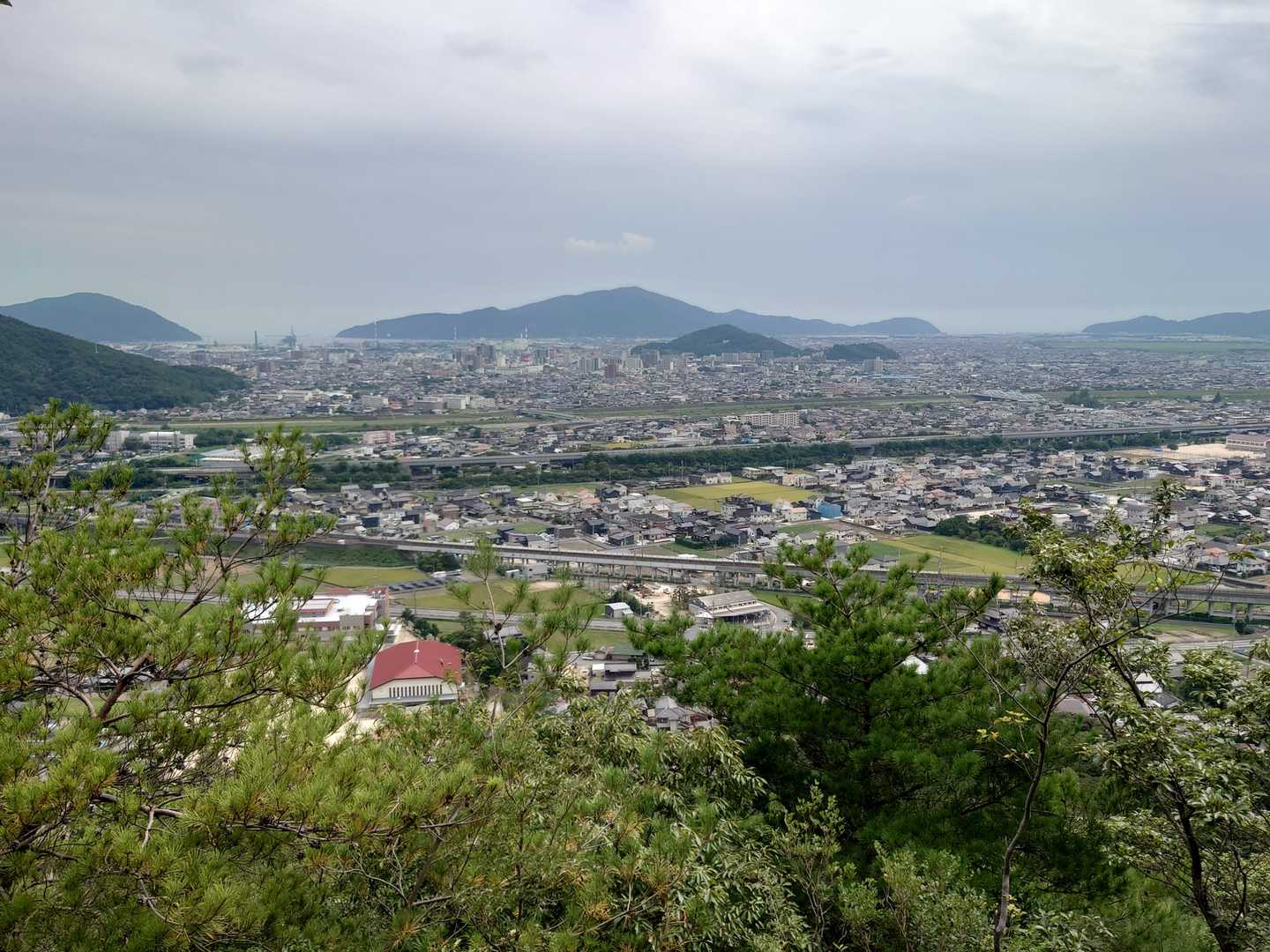 振り返って撮りました。
防府市内が一望できます
