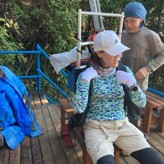 若いハイカーさんが歩荷の荷物に興味深々だったので即席の歩荷体験会を開催します🤭
楽しそうです♪
職人がコツを優しく教えてます🤣
人を楽しませる事に長けてます♪
